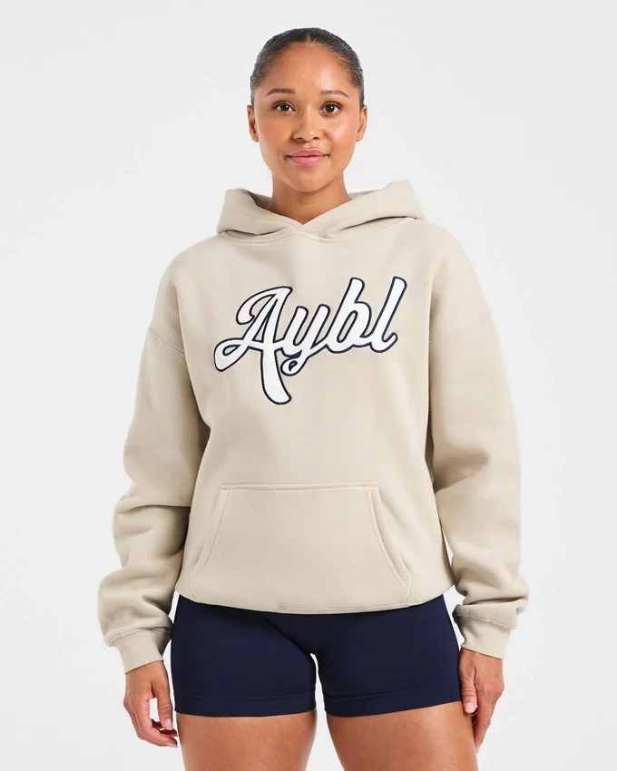 Oversized-hoodie med broderad text
