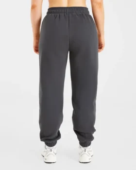 Retro-broderade mjukisbyxor i oversized-modell