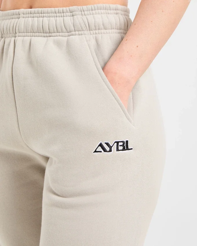 Retro-broderade mjukisbyxor i oversized-modell