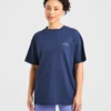 T-shirt med illustration av styrkelyft
