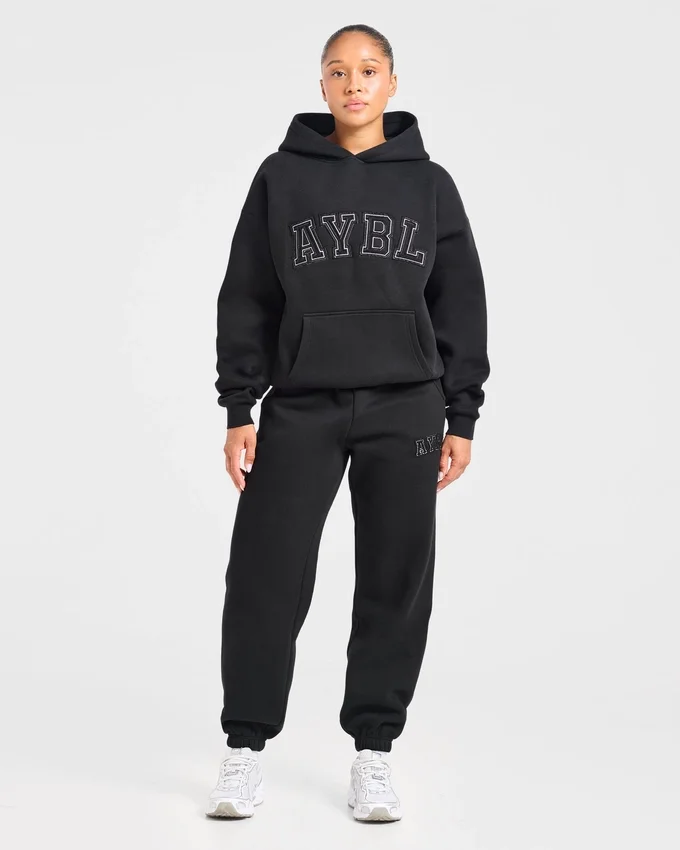 Varsity-mjukisbyxor i oversized-modell med applikation
