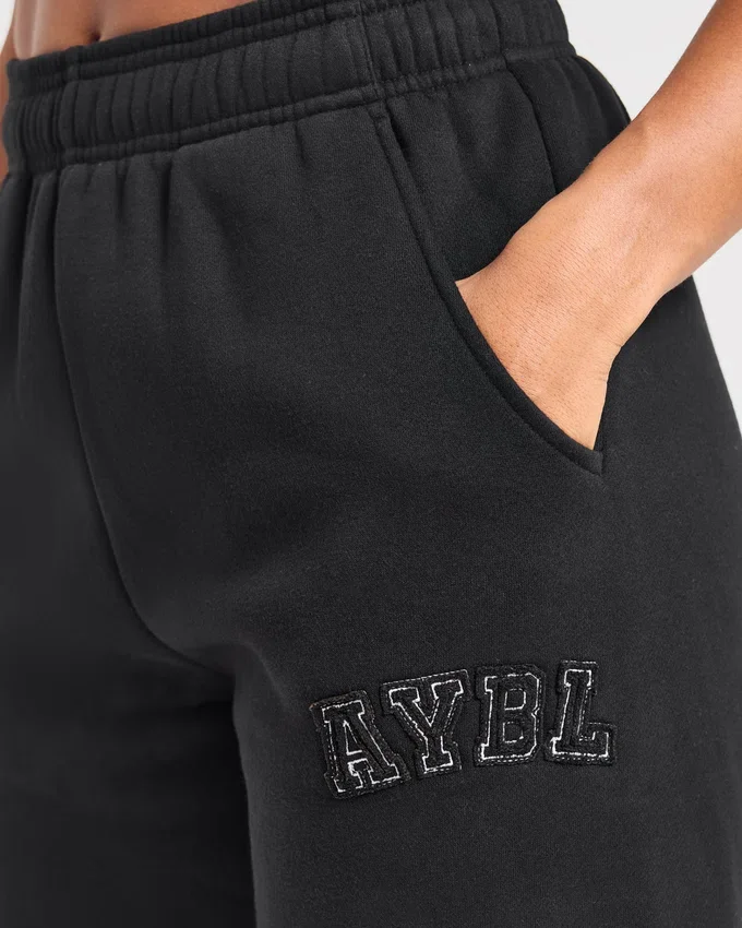 Varsity-mjukisbyxor i oversized-modell med applikation