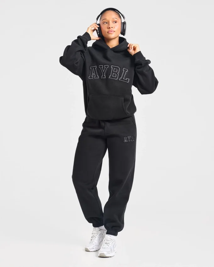 Varsity-mjukisbyxor i oversized-modell med applikation