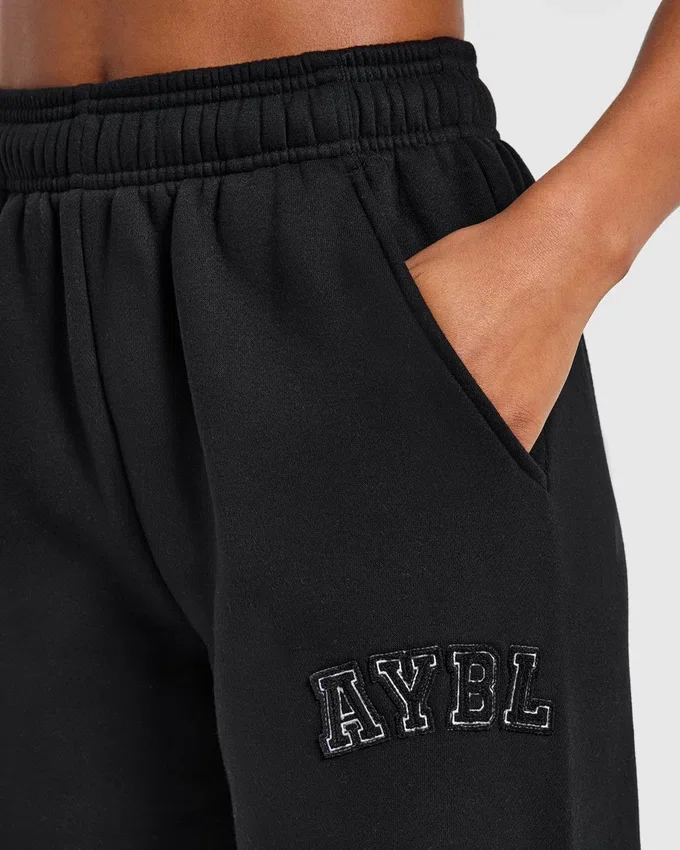 Varsity-mjukisbyxor med applikation och raka ben i oversized-modell