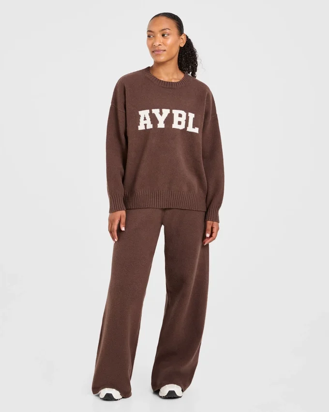 Varsity Oversized stickade mjukisbyxor