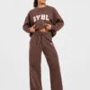 Varsity Oversized stickade mjukisbyxor