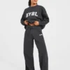 Varsity Oversized stickade mjukisbyxor