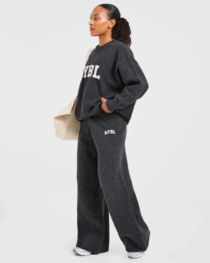 Varsity Oversized stickade mjukisbyxor